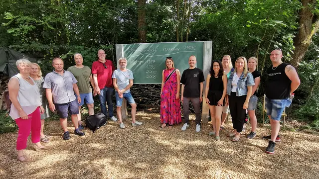 Die Ehemaligen im Schulgarten vor der Tafel